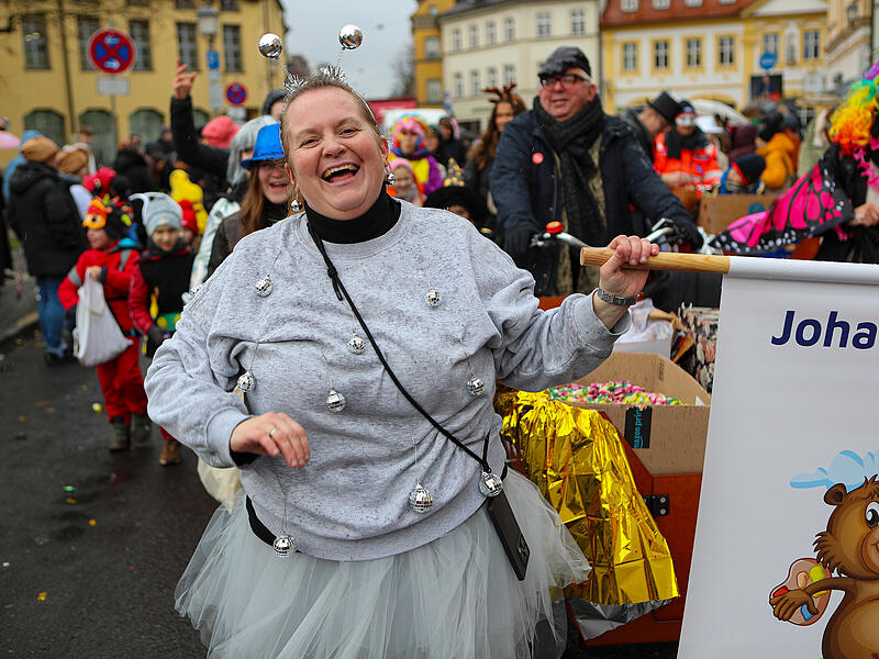 FaschingszugTausende Besucher beim gro&szlig;en Faschingsumzug in Bamberg