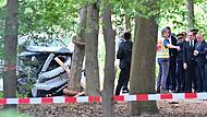 Auto f&auml;hrt in Menschenmenge