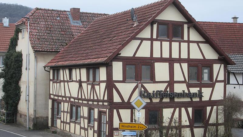 Die ehemalige Raiffeisenbank und das Nachbargebäude sollen ebenfalls abgerissen werden. Die ehemalige Raiffeisenbank und das Nachbargebäude sollen ebenfalls abgerissen werden.
