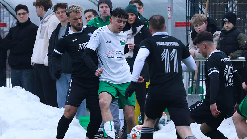 Der Stockheim Elias Renk (wei&szlig;es Trikot) versucht den Ball gegen den Ebersdorfer Maximilian Weinreich zu behaupten.