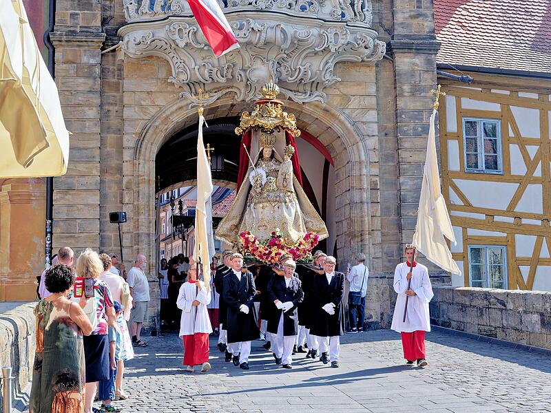 So bewegend war die Marienprozession durch die Bamberger InnenstadtSo bewegend war die Marienprozession durch die Bamberger Innenstadt So bewegend war die Marienprozession durch die Bamberger Innenstadt