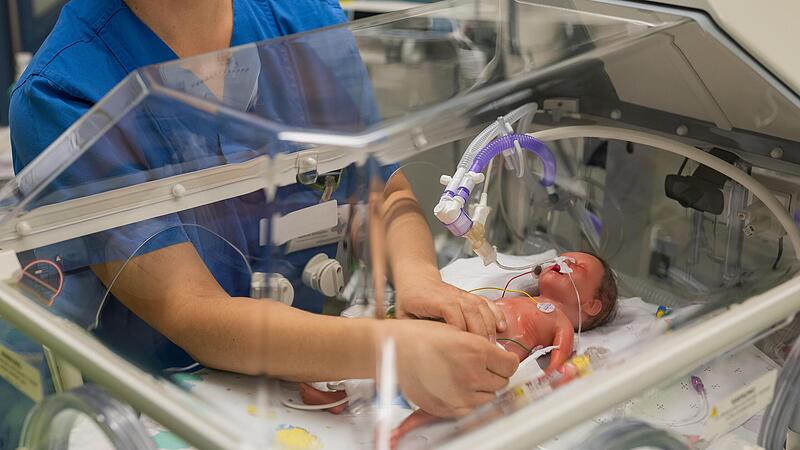 Die Simulationspuppe &bdquo;Paul&ldquo; entspricht einem Fr&uuml;hgeborenen der 27. Schwangerschaftswoche.  In Coburg wird daran trainiert.