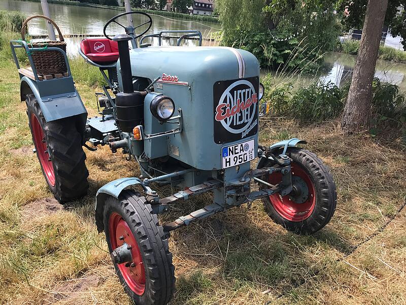 1000 Jahre Ailsbach: Die Oldtimer gl&auml;nzten und tuckerten um die Wette