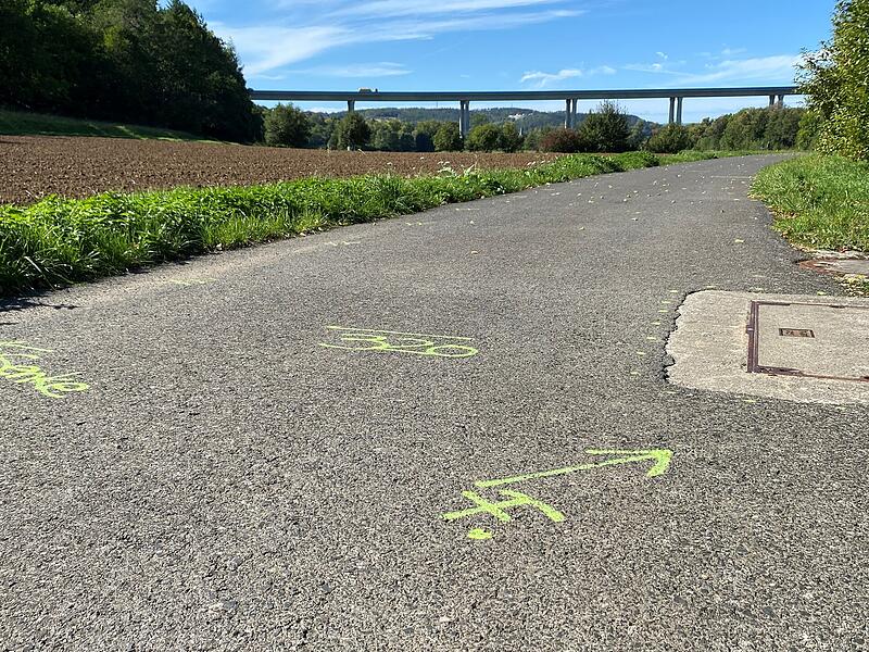 Auffällige Markierungen zwischen Münnerstadt und Althausen im Landkreis Bad Kissingen.