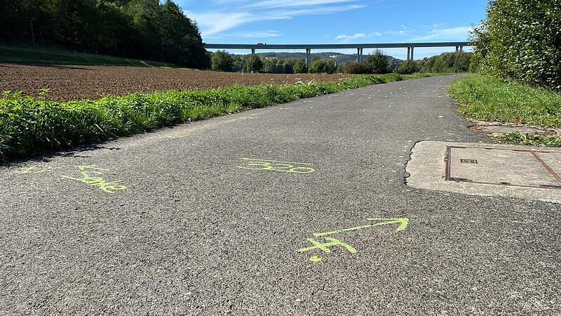 Auff&auml;llige Markierungen zwischen M&uuml;nnerstadt und Althausen im Landkreis Bad Kissingen.