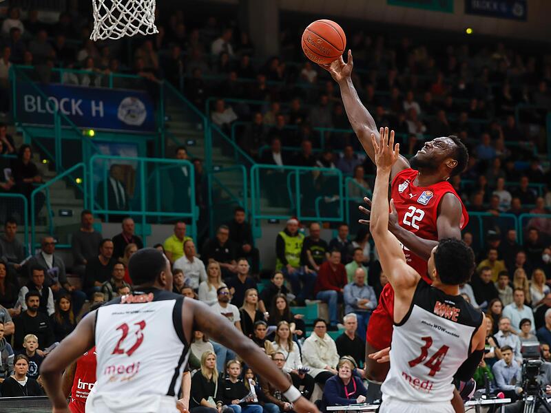 Solomon Young (am Ball) war mit 17 Punkten Bambergs Topscorer. Hier zieht er gegen die Bayreuther Jackson Rowe (rechts) und Kalif Young zum Korb.