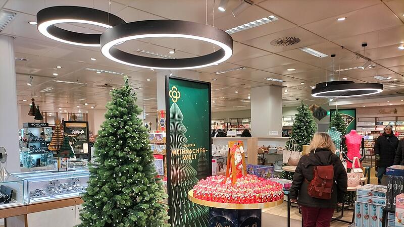 Bamberg steht ganz im Zeichen der Vorweihnachtszeit – so wie hier die prächtig dekorierte Galeria-Filiale. Bamberg steht ganz im Zeichen der Vorweihnachtszeit – so wie hier die prächtig dekorierte Galeria-Filiale.