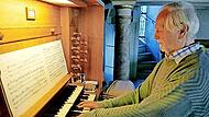 Heiner Beyer an seiner Orgel.