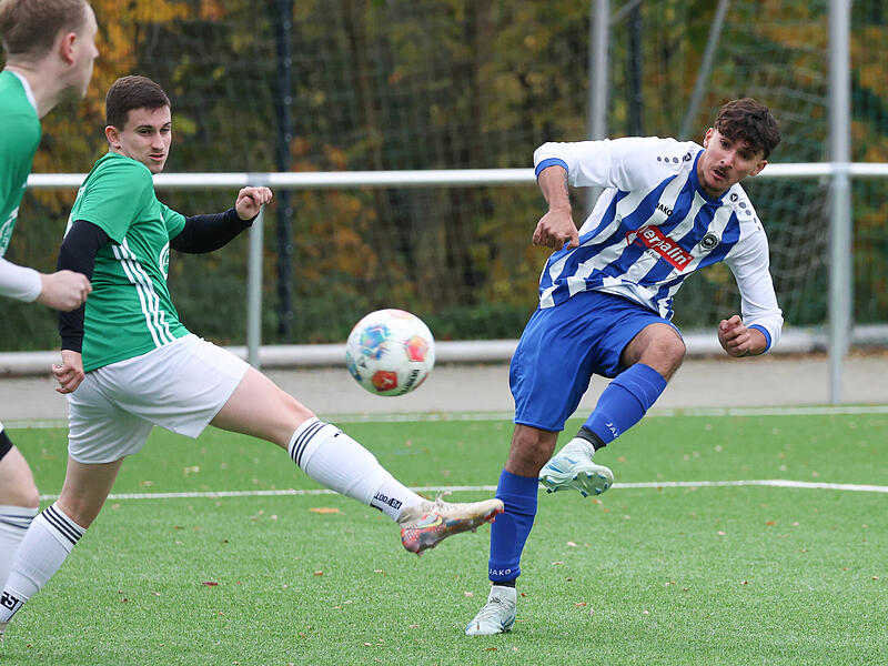 Der Torschuss des  Lichtenfelsers  Oliver Dutu (weiß) geht am Stockheimer Spieler Luca Hammerschmidt, aber auch am langen Pfosten vorbei.