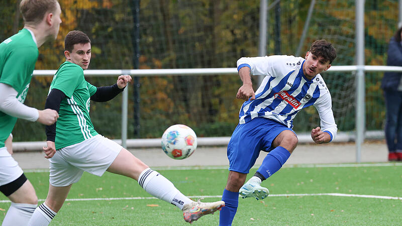 Der Torschuss des  Lichtenfelsers  Oliver Dutu (wei&szlig;) geht am Stockheimer Spieler Luca Hammerschmidt, aber auch am langen Pfosten vorbei.
