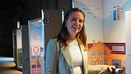 ILE-Managerin Miriam Mai führt durch die Ausstellung „E-Mobilität neu denken!“
