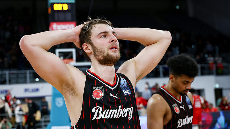 Ein entt&auml;uschter Moritz Krimmer (links) nach dem Ausscheiden der Bamberg Baskets aus der ENBL.