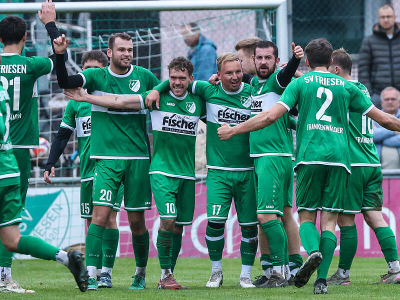 Es läuft am Schnürchen für den SV Friesen. Hier zelebrierten Noah Schorn & Co. einen Torerfolg gegen Oberhaid.