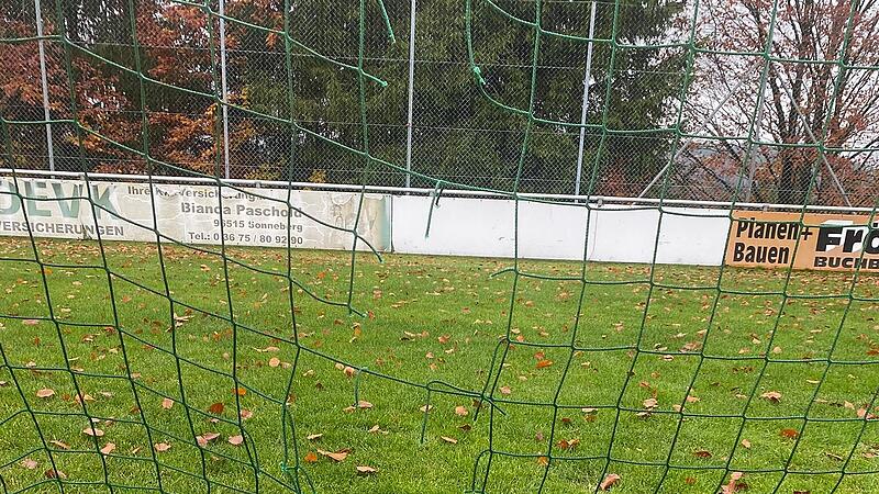Eines der zerstörten Tornetze des SV Buchbach