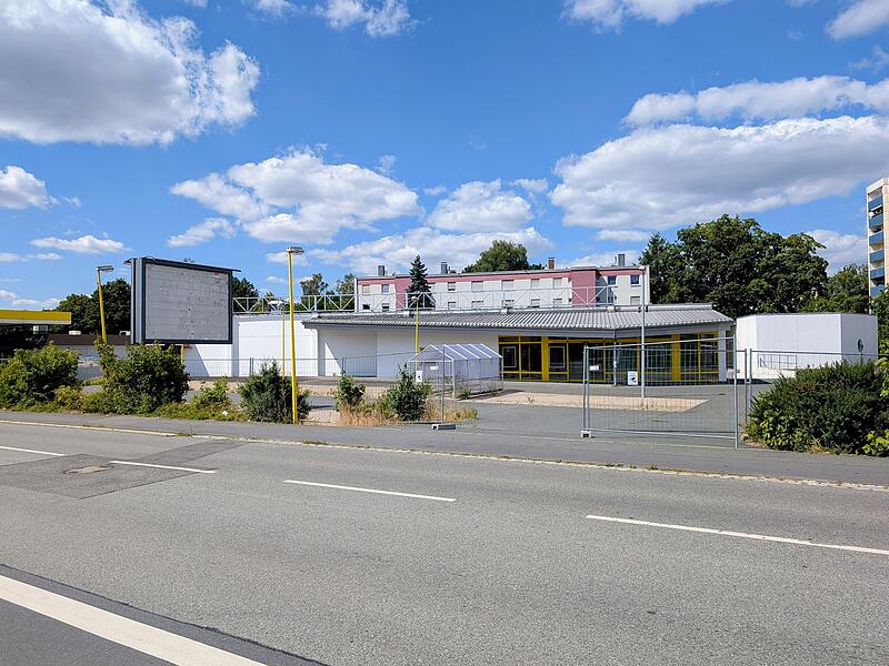 Eingezäunt und leer: Der ehemalige Rewe-Markrt in der Straße Am Moos in Neustadt bei Coburg. Zieht hier irgendwann ein Nachfolger ein? Eingezäunt und leer: Der ehemalige Rewe-Markrt in der Straße Am Moos in Neustadt bei Coburg. Zieht hier irgendwann ein Nachfolger ein?