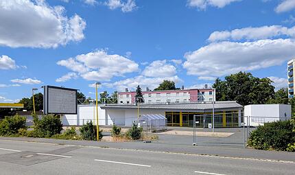 Eingezäunt und leer: Der ehemalige Rewe-Markrt in der Straße Am Moos in Neustadt bei Coburg. Zieht hier irgendwann ein Nachfolger ein? Eingezäunt und leer: Der ehemalige Rewe-Markrt in der Straße Am Moos in Neustadt bei Coburg. Zieht hier irgendwann ein Nachfolger ein?