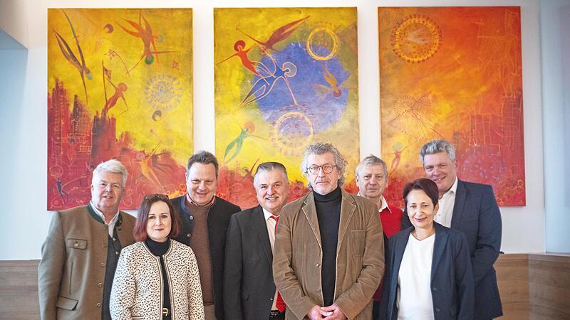 Übergabe des Kunstwerks durch Gerhard Popp (vorne, Zweiter v. r.) im Klinikum.