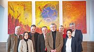 Übergabe des Kunstwerks durch Gerhard Popp (vorne, Zweiter v. r.) im Klinikum.