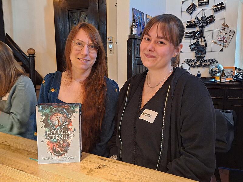Katharina und Michele beim Buchclub im Schiefen HausForchheim & Fr&auml;nkische Schweiz