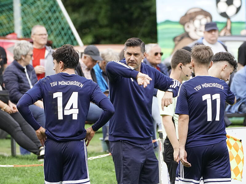 "Mönche"-Coach Achim Engel (Mitte) vermisst die Konstanz bei seiner Mannschaft.