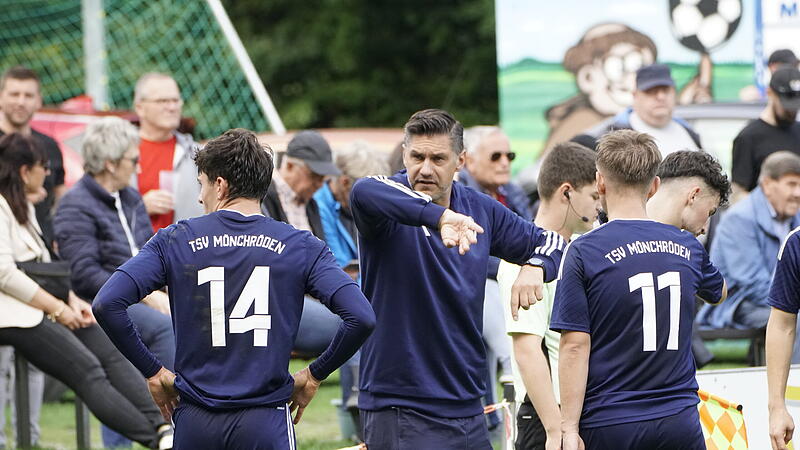 "Mönche"-Coach Achim Engel (Mitte) vermisst die Konstanz bei seiner Mannschaft.