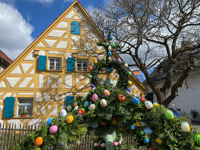 Der Osterbrunnen in Mittelehrenbach