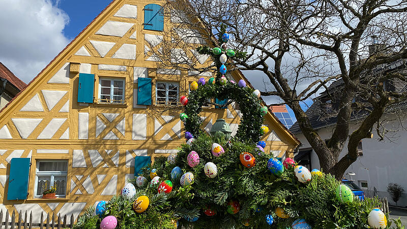 Kleine Osterbrunnen in der Fränkischen SchweizKleine Osterbrunnen in der Fränkischen Schweiz Der Osterbrunnen in Mittelehrenbach