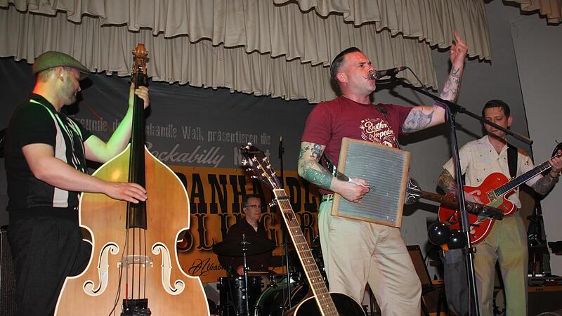 Mit fetzigem Rockabilly er&ouml;ffnen die &bdquo;Rhythm Torpedoes&ldquo; die 17. Bierdorf Rockabilly-Nacht.