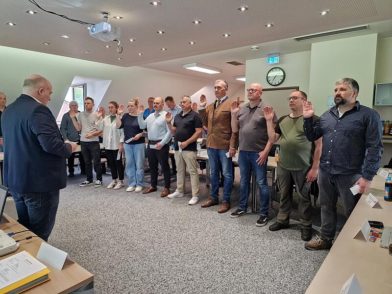 Bürgermeister Daniel Wehner vereidigt die neun neuen Gemeinderäte des Markts Burkardroth in der konstituierenden Sitzung. Das Bild zeigt von links: Maximilian Zink, Annabell Zink, Lisa Metz, Raphael Zehe, Alexander Schmitt, Andreas Moritz, Jürgen Wehner, Sebastian Metz und Michael Kirchner. Bürgermeister Daniel Wehner vereidigt die neun neuen Gemeinderäte des Markts Burkardroth in der konstituierenden Sitzung. Das Bild zeigt von links: Maximilian Zink, Annabell Zink, Lisa Metz, Raphael Zehe, Alexander Schmitt, Andreas Moritz, Jürgen Wehner, Sebastian Metz und Michael Kirchner