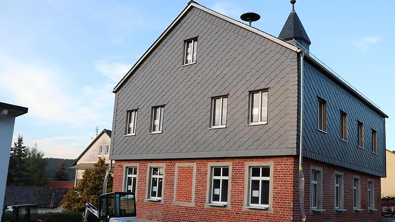Beim Umbau der alten evangelischen Schule zum B&uuml;rgerhaus in Schneckenlohe ist Balken ein Holzsch&auml;dling entdeckt worden. Die Bek&auml;mpfung sorgt f&uuml;r Mehrkosten von 2300 Euro. Durch neue T&uuml;ren k&ouml;nnen aber 13.000 Euro eingespart werden.