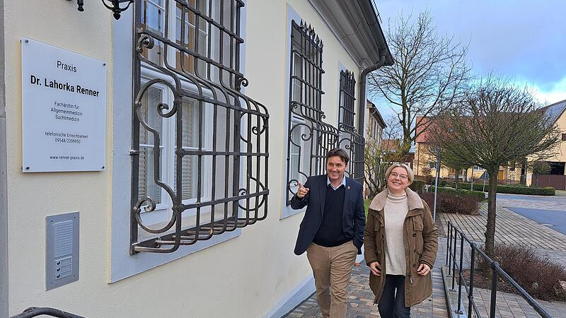 Stolz auf die neue Praxis sind Bürgermeister Gerd Dallner und Allgemienärztin Dr. Lahorka Renner. Eröffnung ist am 8. Januar. Stolz auf die neue Praxis sind Bürgermeister Gerd Dallner und Allgemienärztin Dr. Lahorka Renner. Eröffnung ist am 8. Januar.