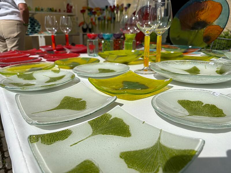 Ein Angebot in den buntesten Farben und unterschiedlichsten Materialien pr&auml;sentierten die Aussteller beim Kunsthandwerkermarkt 2024 in Forchheim