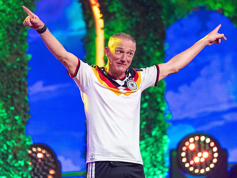 &bdquo;Dreggsagg&ldquo; Michl M&uuml;ller aus Garitz (Lkr. Bad Kissingen) trat 2026 im DFB-Dress bei &bdquo;Fastnacht in Franken&ldquo; auf. Er setzte wieder den musikalischen Schlusspunkt.