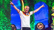 &bdquo;Dreggsagg&ldquo; Michl M&uuml;ller aus Garitz (Lkr. Bad Kissingen) trat 2026 im DFB-Dress bei &bdquo;Fastnacht in Franken&ldquo; auf. Er setzte wieder den musikalischen Schlusspunkt.