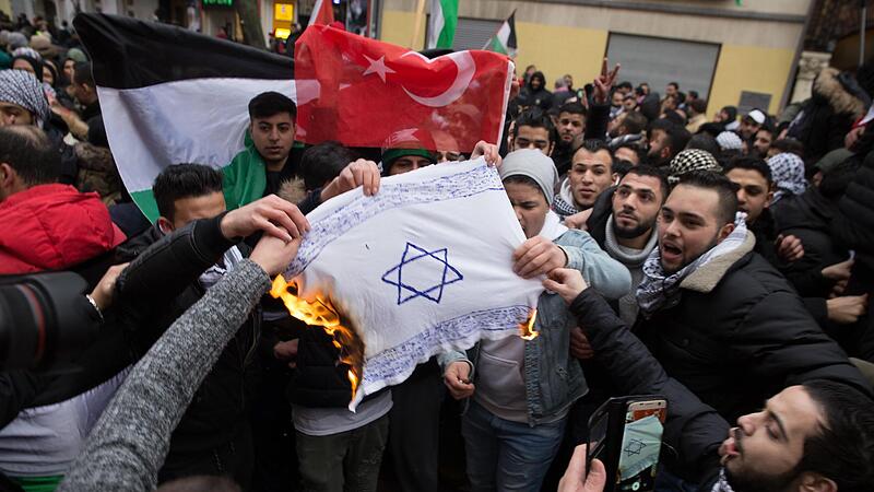 Teilnehmer einer Anti-Israel-Demonstration verbrennen am vergangenen Wochenende eine selbst gemalte Fahne mit einem Davidstern im Stadtteil Neuk&ouml;lln.