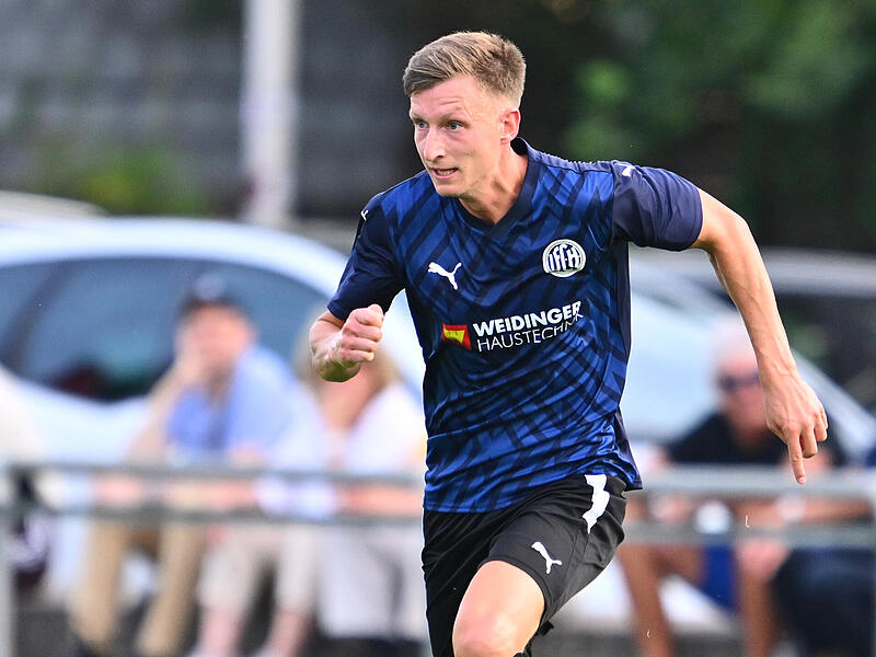 Herzogenaurachs Torjäger Kevin Rockwell – hier im Spiel gegen Zeckern – führt mit 14 Treffern die Torschützenliste der Bezirksliga an.