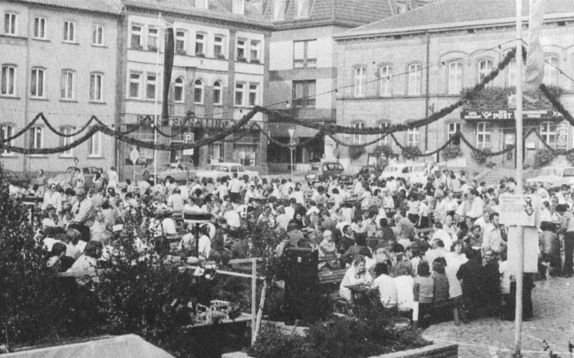 Bei sch&ouml;nem Wetter feierten die Hammelburger Bev&ouml;lkerung und viele ausw&auml;rtige G&auml;ste das Weinfest im Jahr 1971.