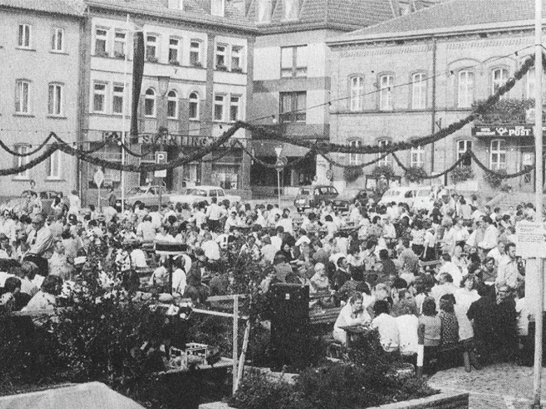Bei sch&ouml;nem Wetter feierten die Hammelburger Bev&ouml;lkerung und viele ausw&auml;rtige G&auml;ste das Weinfest im Jahr 1971.