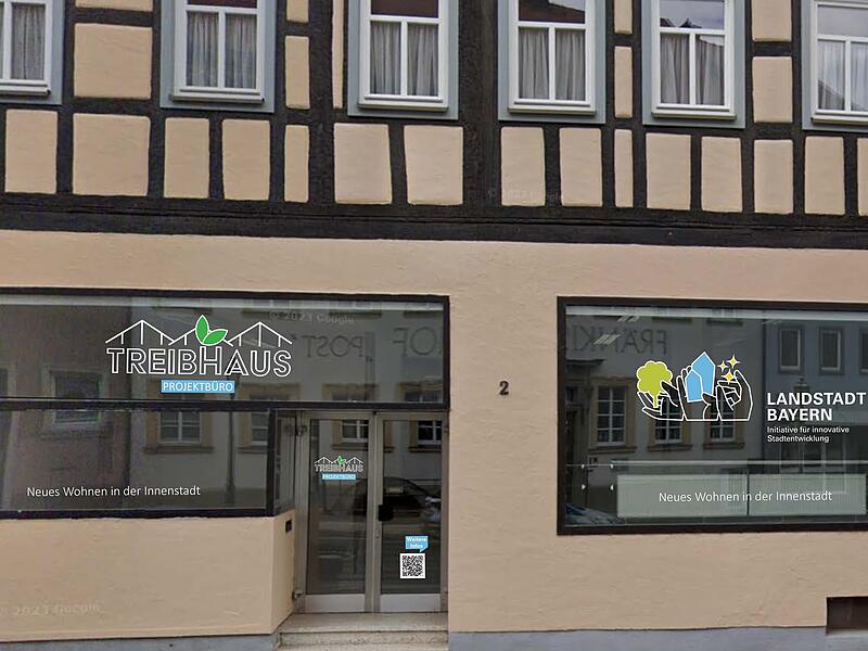 Eine Fotomontage, wie das Büro von Ines-Ulrike Rudolph von außen aussehen könnte. Noch ist an den Scheiben der ehemaligen Redaktion nichts zu sehen. Eine Fotomontage, wie das Büro von Ines-Ulrike Rudolph von außen aussehen könnte. Noch ist an den Scheiben der ehemaligen Redaktion nichts zu sehen.