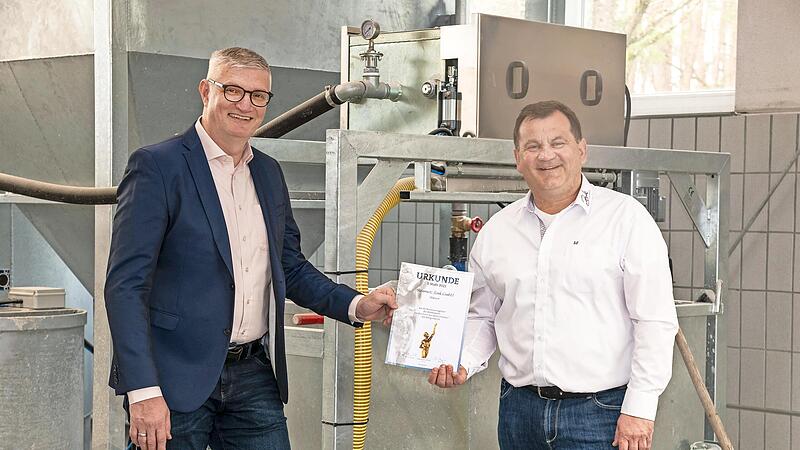 Stefan Zenk (rechts) und B&uuml;rgermeister Bernd Ruppert mit der Urkunde f&uuml;r die Nominierung zum Preis des Mittelstandes.