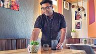 Bilal Altaf bei den letzten Vorbereitungen im &bdquo;Noon Mirch&ldquo; in Klebheim.