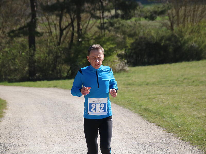 Strahlender Sonnenschein, aber nur niedrige Plusgrade erwartete die L&auml;ufer beim 19. Obermain-Marathon rund um Bad Staffelstein. Die Marathon-Strecke f&uuml;hrte wieder an den beiden Wahrzeichen der Kurstadt, dem Kloster Banz und der Basilika Vierzehnheiligen vorbei.