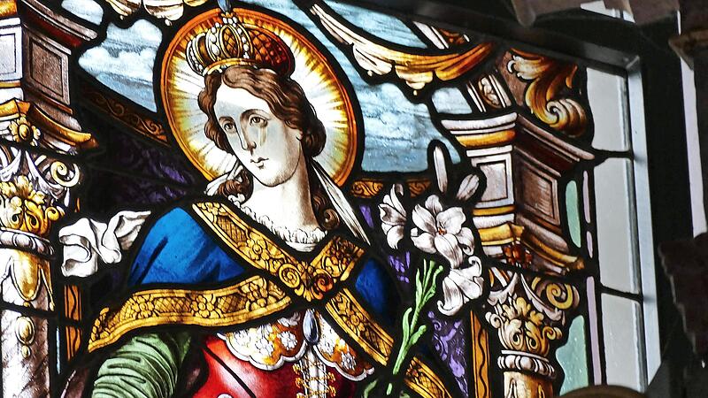 Der Hochaltar der barocken Pfarrkirche Sankt Leonhard in Zeyern ist flankiert von farbenpr&auml;chtigen Bleiglasfenstern aus dem Jahr 1906 mit der Darstellung der heiligen Kaiserin Kunigunde (Bild) und der ihres Gemahls Kaiser Heinrich II. Doch leider kommen diese bewundernswerten Fensterbilder im Chorraum nur wenig zur Geltung.