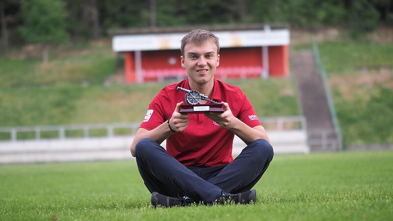 Mit 18 Treffern in der A-Klasse Rh&ouml;n 1 gewann Fabio Hugo von der SG Hammelburg/Fuchsstadt die Torj&auml;ger-Kanone der Saale-Zeitung. Hier sitzt der 22-J&auml;hrige auf dem Spielfeld der Kohlenberg-Arena.