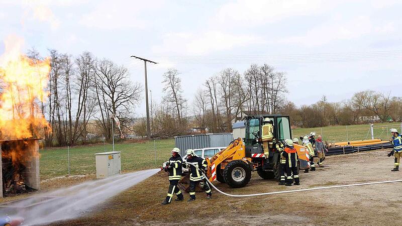 Gas strömt aus und hat sich entzündet. Die Wehrleute müssen die Flamme einfangen und kühlen damit sie die Absperrarmatur schließen können.