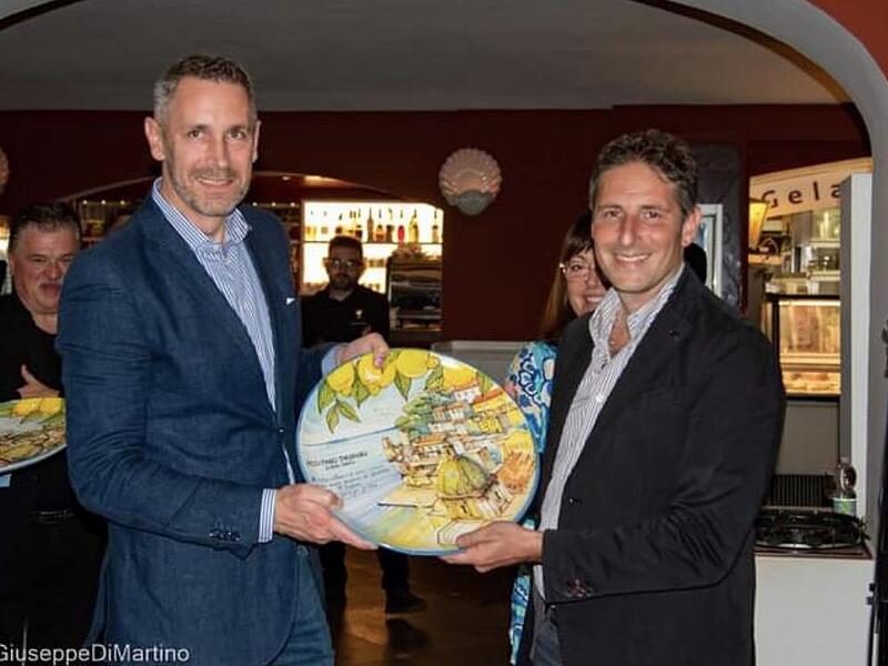 Die Bürgermeister Martin Bernreuther (links) und Guiseppe Guida tauschten Geschenke aus. Der neue Bürgermeister von Positano versprach, im kommenden Jahr Thurnau zu besuchen.2022 Thurnauer in Positano