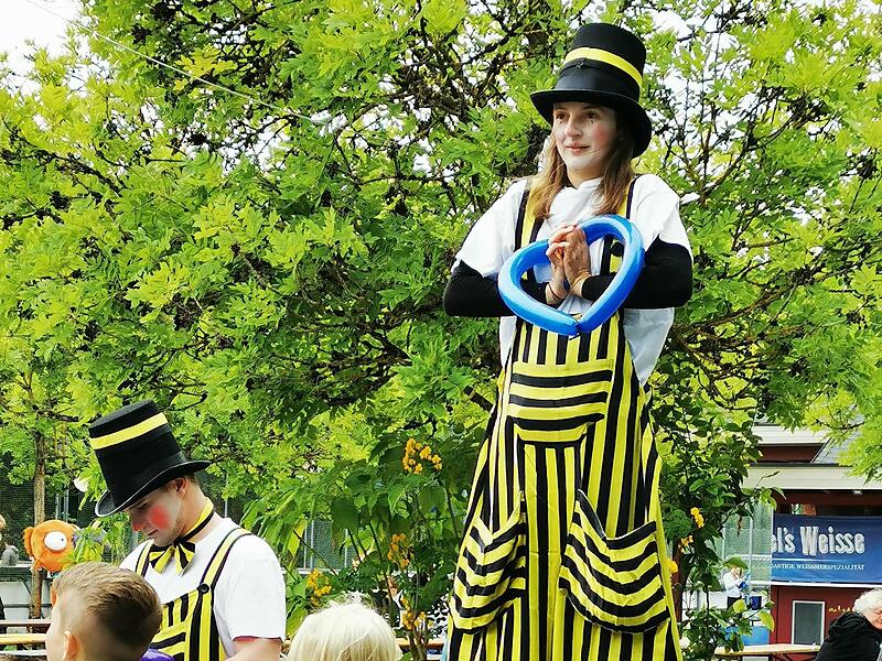Stelzenläufer sind am Sonntagnachmittag im Freizeitpark Villeneuve-sur-Lot bei Swing im Park in Neustadt bei Coburg unterwegs.