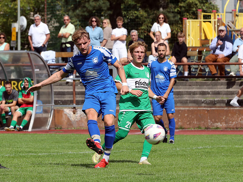 TSV Hirschaid unterliegt SV Friesen Bittere Niederlage für den TSV Hirschaid und Julian Hufnagel (links): In der letzten Minute erzielte der SV Friesen den 2:1-Siegtreffer.