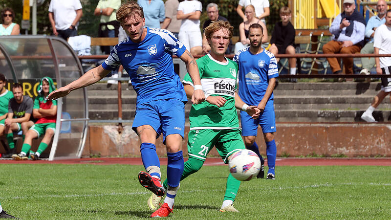 TSV Hirschaid unterliegt SV Friesen Bittere Niederlage für den TSV Hirschaid und Julian Hufnagel (links): In der letzten Minute erzielte der SV Friesen den 2:1-Siegtreffer.