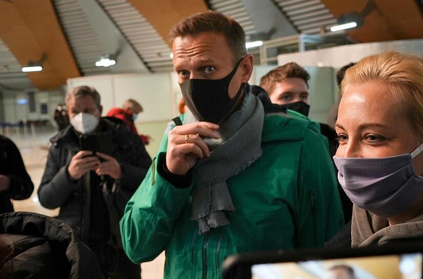 Alexej Nawalny (Mitte) und seine Frau Julia stehen am Flughafen Scheremetjewo in der Schlange zur Passkontrolle. Der Kremlgegner ist nach seiner Landung in Russland noch am Flughafen festgenommen worden. Alexej Nawalny (Mitte) und seine Frau Julia stehen am Flughafen Scheremetjewo in der Schlange zur Passkontrolle. Der Kremlgegner ist nach seiner Landung in Russland noch am Flughafen festgenommen worden.